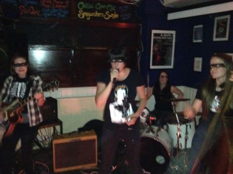 Fab girl group The Eyelids return to Jakes to delight core fans in Falmouth. 